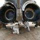 Operarios trabajan en desmantelar un F4 Phantom.
